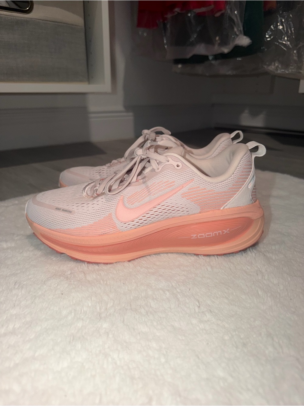 Nike Women’s Vomero 18s - Peach / Pink - Picture 2 of 4